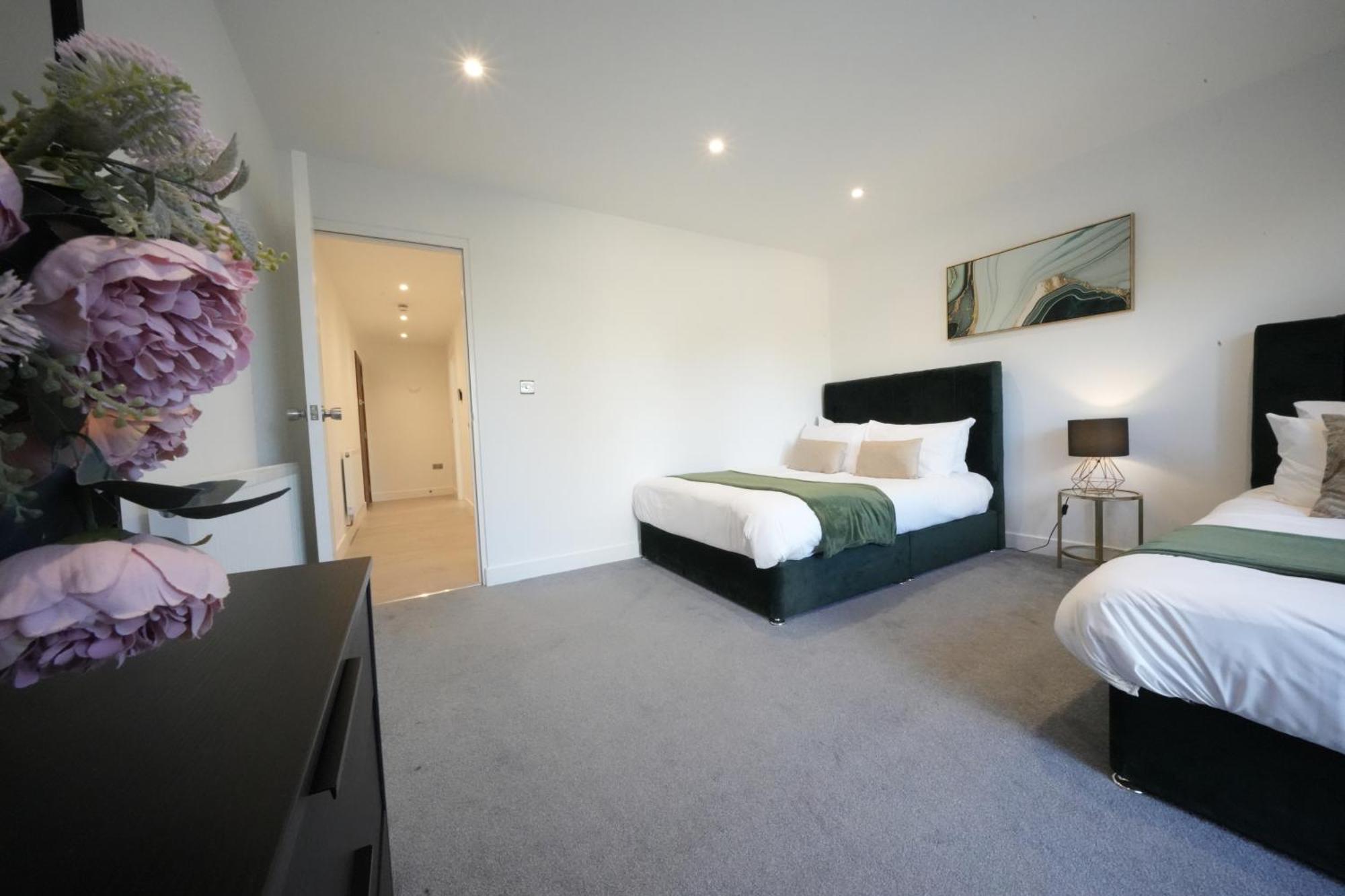 10 Min Drive To Airport - Free Parking - 15 Min Bus Ride - Ev Charge Available Apartment Stanwell Exterior photo