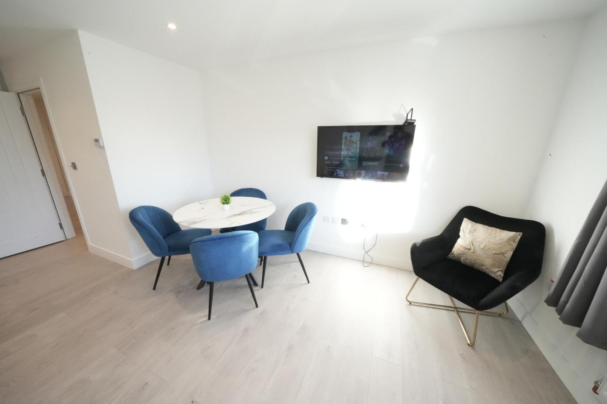 10 Min Drive To Airport - Free Parking - 15 Min Bus Ride - Ev Charge Available Apartment Stanwell Exterior photo
