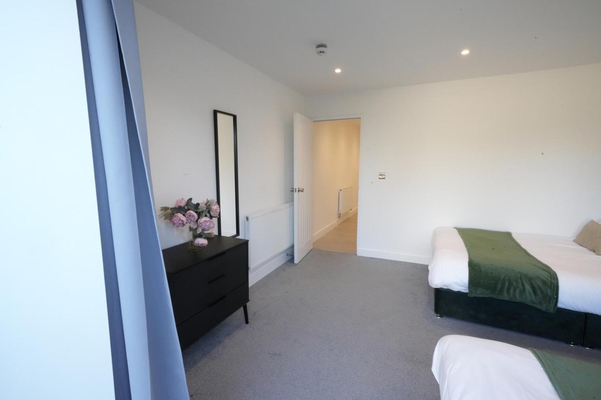 10 Min Drive To Airport - Free Parking - 15 Min Bus Ride - Ev Charge Available Apartment Stanwell Exterior photo