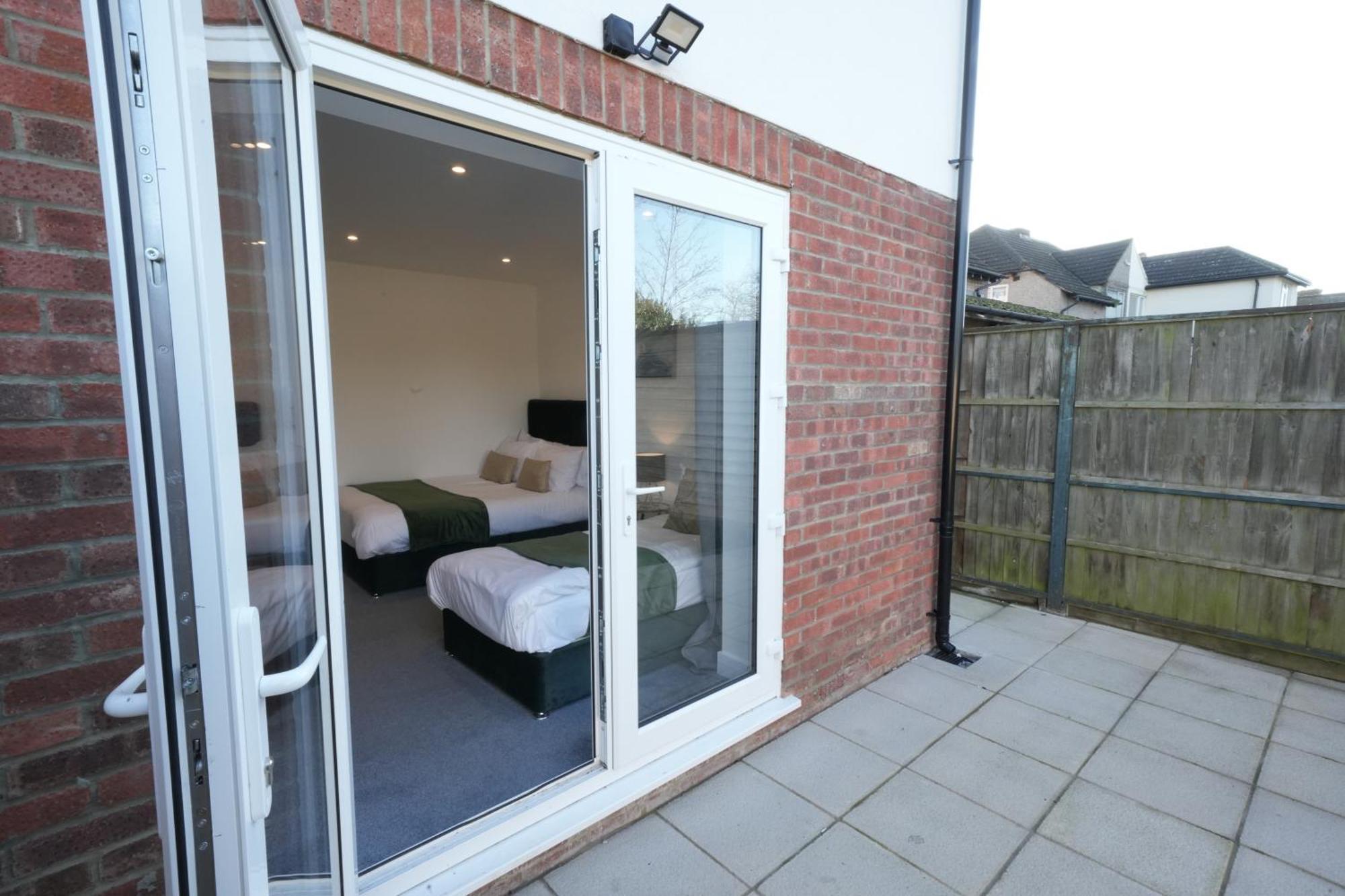 10 Min Drive To Airport - Free Parking - 15 Min Bus Ride - Ev Charge Available Apartment Stanwell Exterior photo