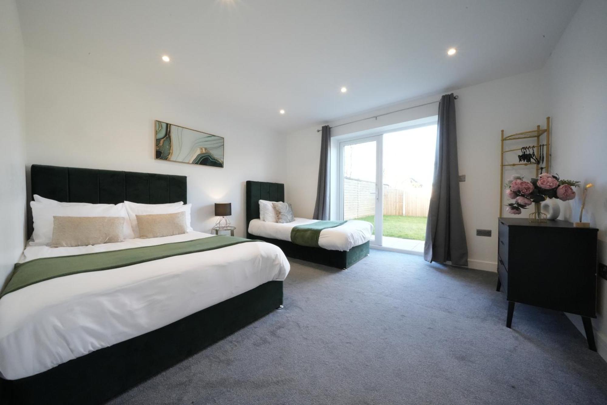 10 Min Drive To Airport - Free Parking - 15 Min Bus Ride - Ev Charge Available Apartment Stanwell Exterior photo