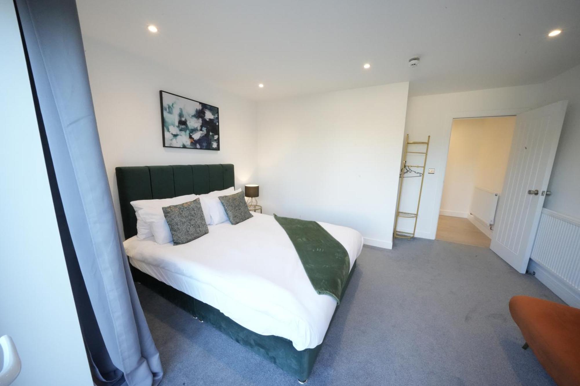 10 Min Drive To Airport - Free Parking - 15 Min Bus Ride - Ev Charge Available Apartment Stanwell Exterior photo
