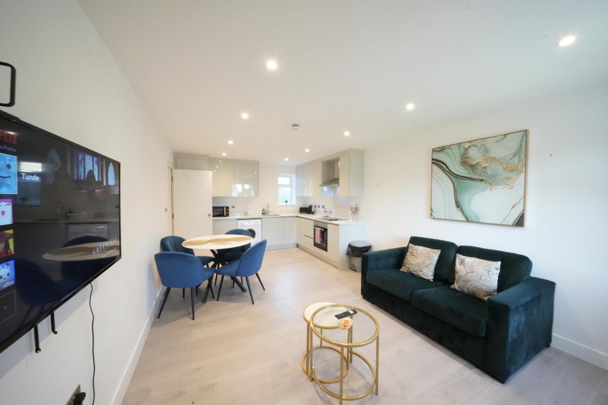 10 Min Drive To Airport - Free Parking - 15 Min Bus Ride - Ev Charge Available Apartment Stanwell Exterior photo