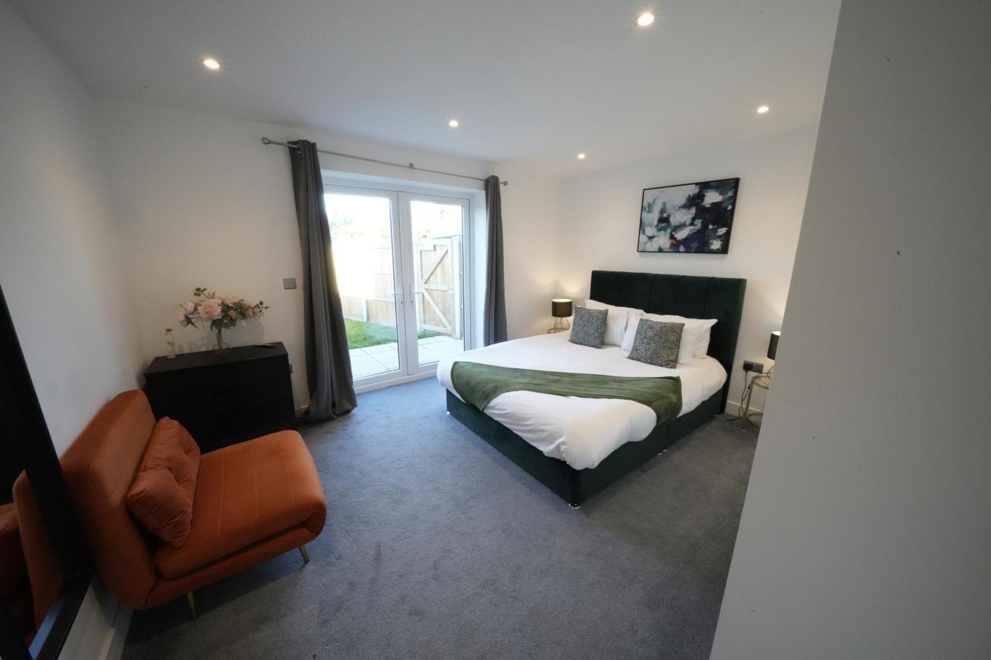10 Min Drive To Airport - Free Parking - 15 Min Bus Ride - Ev Charge Available Apartment Stanwell Exterior photo