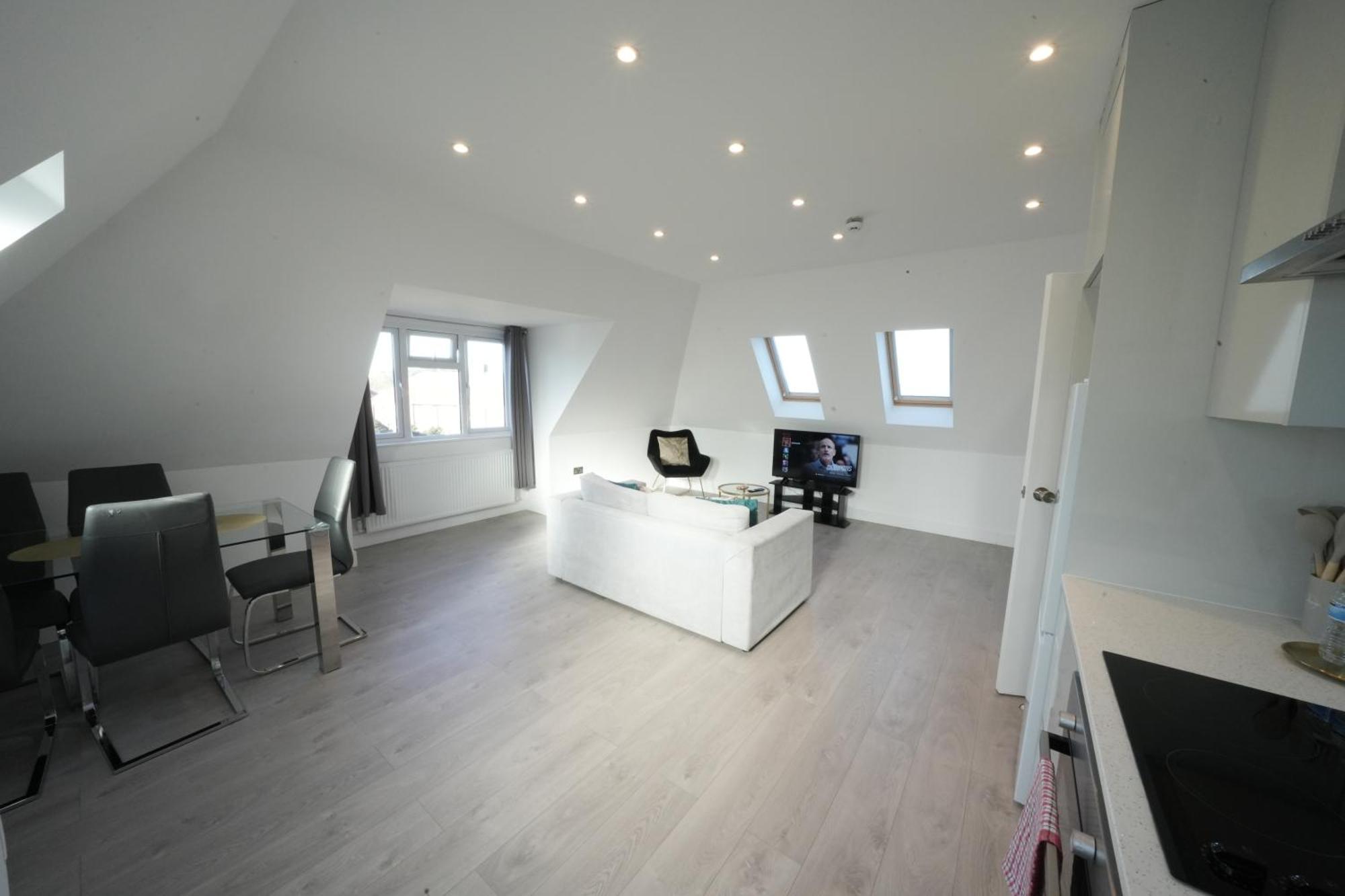 10 Min Drive To Airport - Free Parking - 15 Min Bus Ride - Ev Charge Available Apartment Stanwell Exterior photo