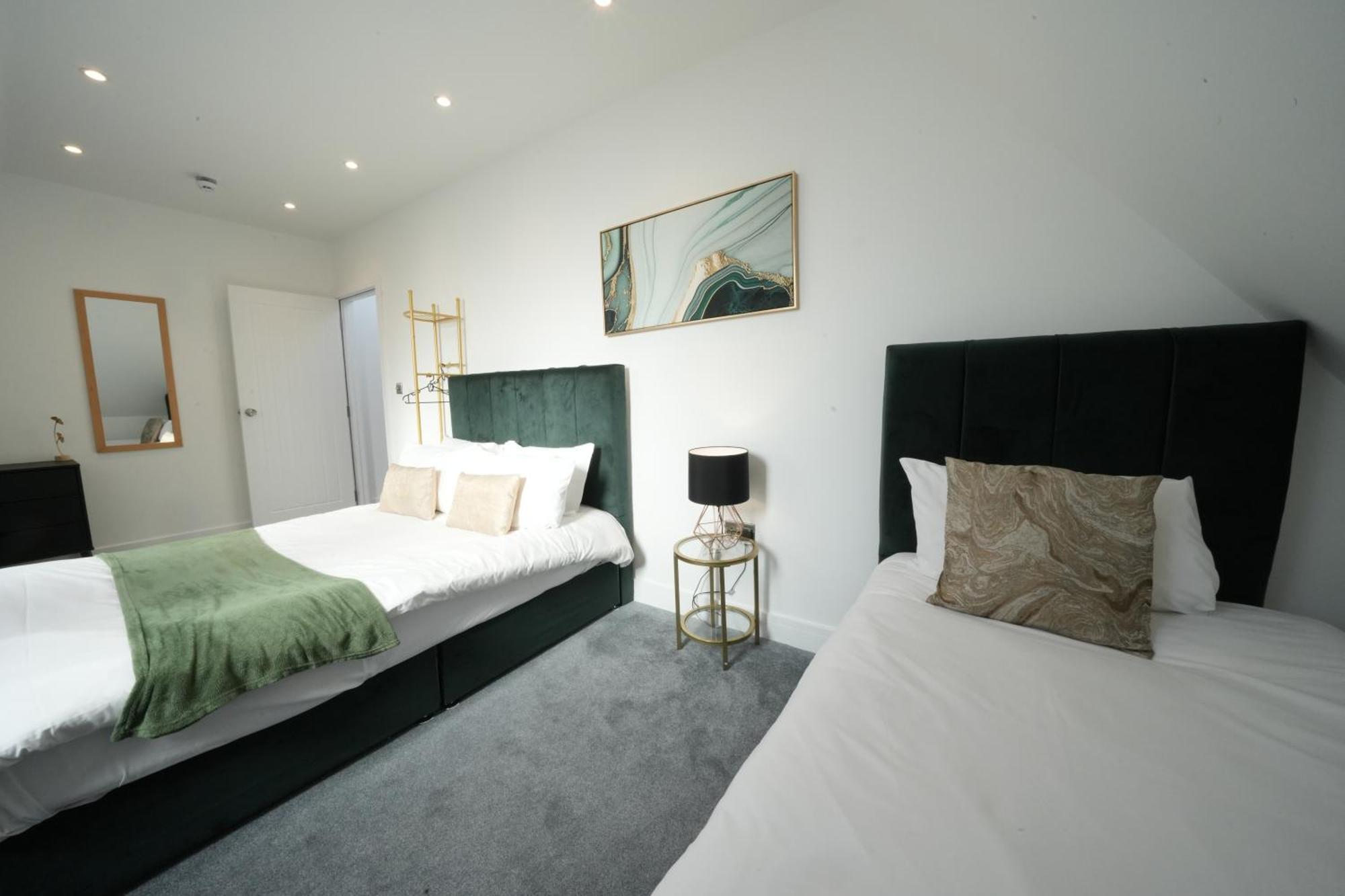 10 Min Drive To Airport - Free Parking - 15 Min Bus Ride - Ev Charge Available Apartment Stanwell Exterior photo